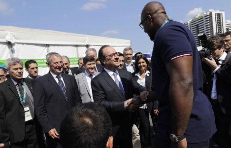 A-Rio-Hollande-a-rendu-visite-aux-athletes-francais.jpg