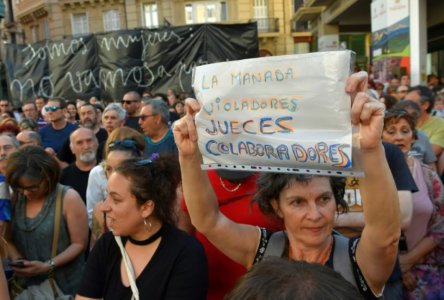 femme-brandit-un-panneau-la-meute-violeuse-les-juges-collaborateurs-lors-d-une-manifestation-a-p.jpg